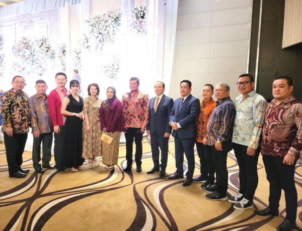 (Foto kiri-kanan) Hari Po, Budianto Sugianto, Nico Po, Pangdam IV/Diponegoro Mayjen TNI Widi Prasetiyono, Po Sun Kok, Tjhai Leonardi, Liong Kong Sui, Joni Afa, Atonk Putro Sundjoyo, dan Cen Ji Lung (Foto:istimewa)