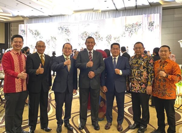 Foto bersama Komandan Pusat Polisi Militer Angkatan Darat (Danpuspomad) Letjen TNI Chandra W. Sukotjo, M.Sc (Foto: istimewa)