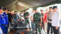 Pangdam XII/Tanjungpura, Mayjen TNI Iwan Setiawan, Kapolda Kalbar Irjen Pol Pipit Rismant dan Pj Gubernur Kalbar, Harisson, melihat kesiapan perlengkapan dan personel TNI dan Polri untuk mengantisipasi bencana banjir. (Foto:Dok.Kodam XII/Tpr)