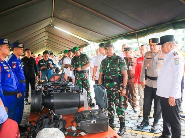 Pangdam XII/Tanjungpura, Mayjen TNI Iwan Setiawan, Kapolda Kalbar Irjen Pol Pipit Rismant dan Pj Gubernur Kalbar, Harisson, melihat kesiapan perlengkapan dan personel TNI dan Polri untuk mengantisipasi bencana banjir. (Foto:Dok.Kodam XII/Tpr)