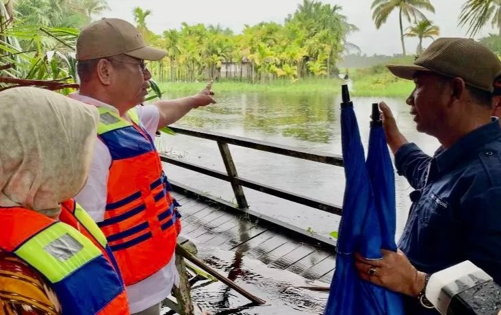 Tinjau Lokasi Banjir, Pj Gubernur Kalbar Akan Perbaiki Jembatan Putus di Segedong