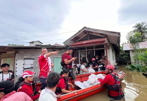 PMI Kabupaten Landak Salurkan Sembako ke Warga Terdampak Banjir